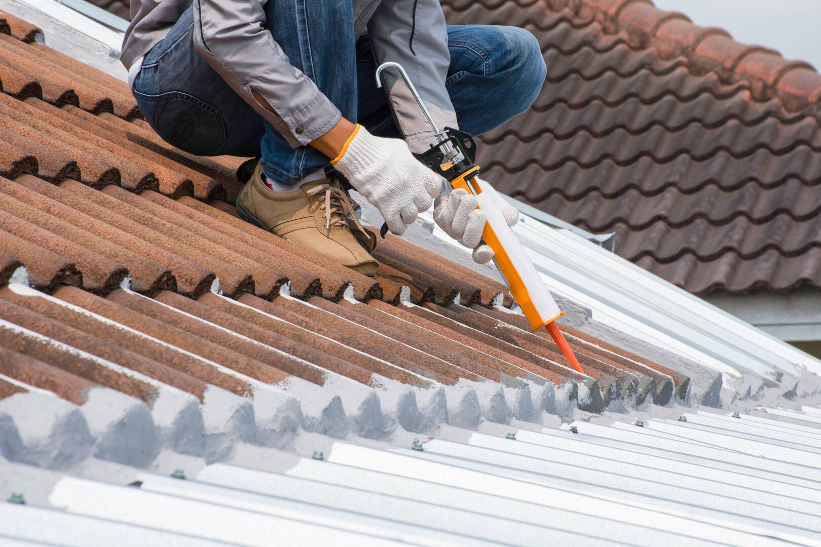 JD Helton Roofing Co logo
