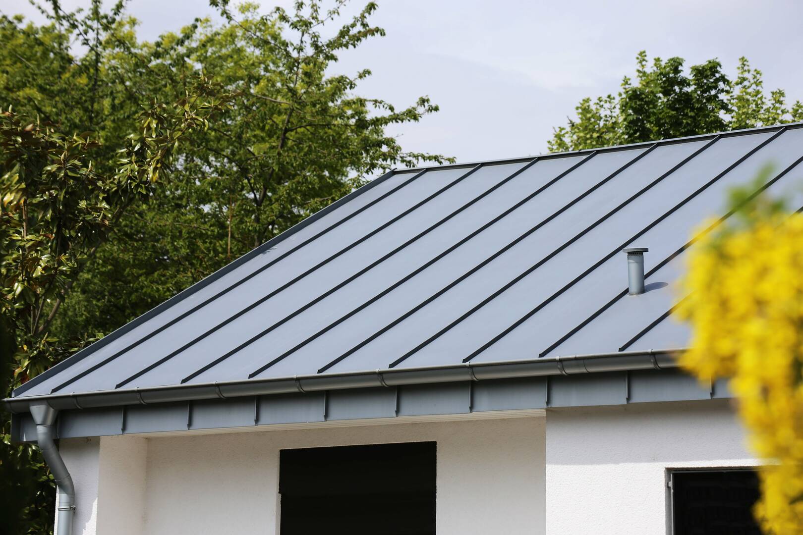 Lakeside Roofing Company logo